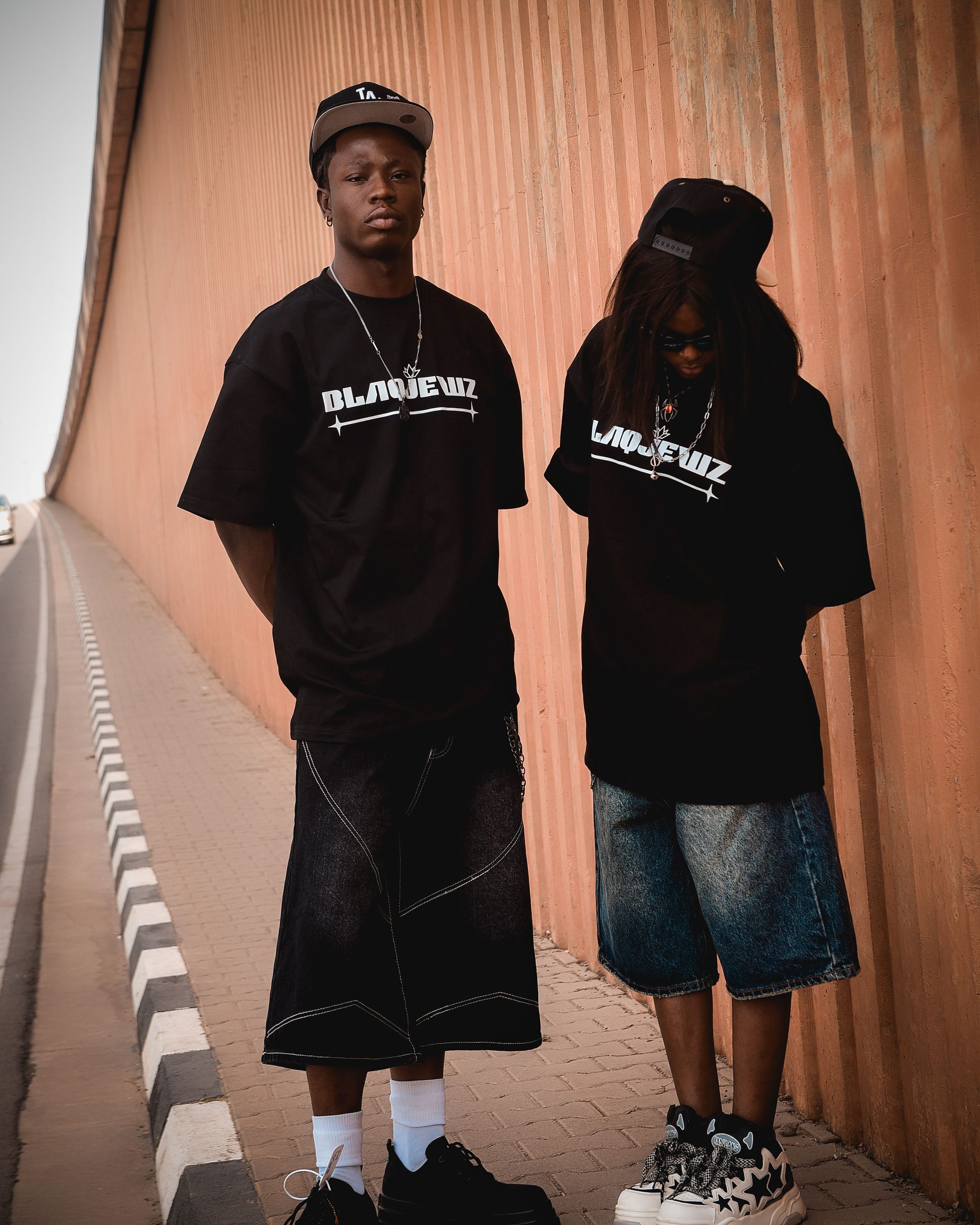 Outfit streetwear con ropa urbana PLOTWIST